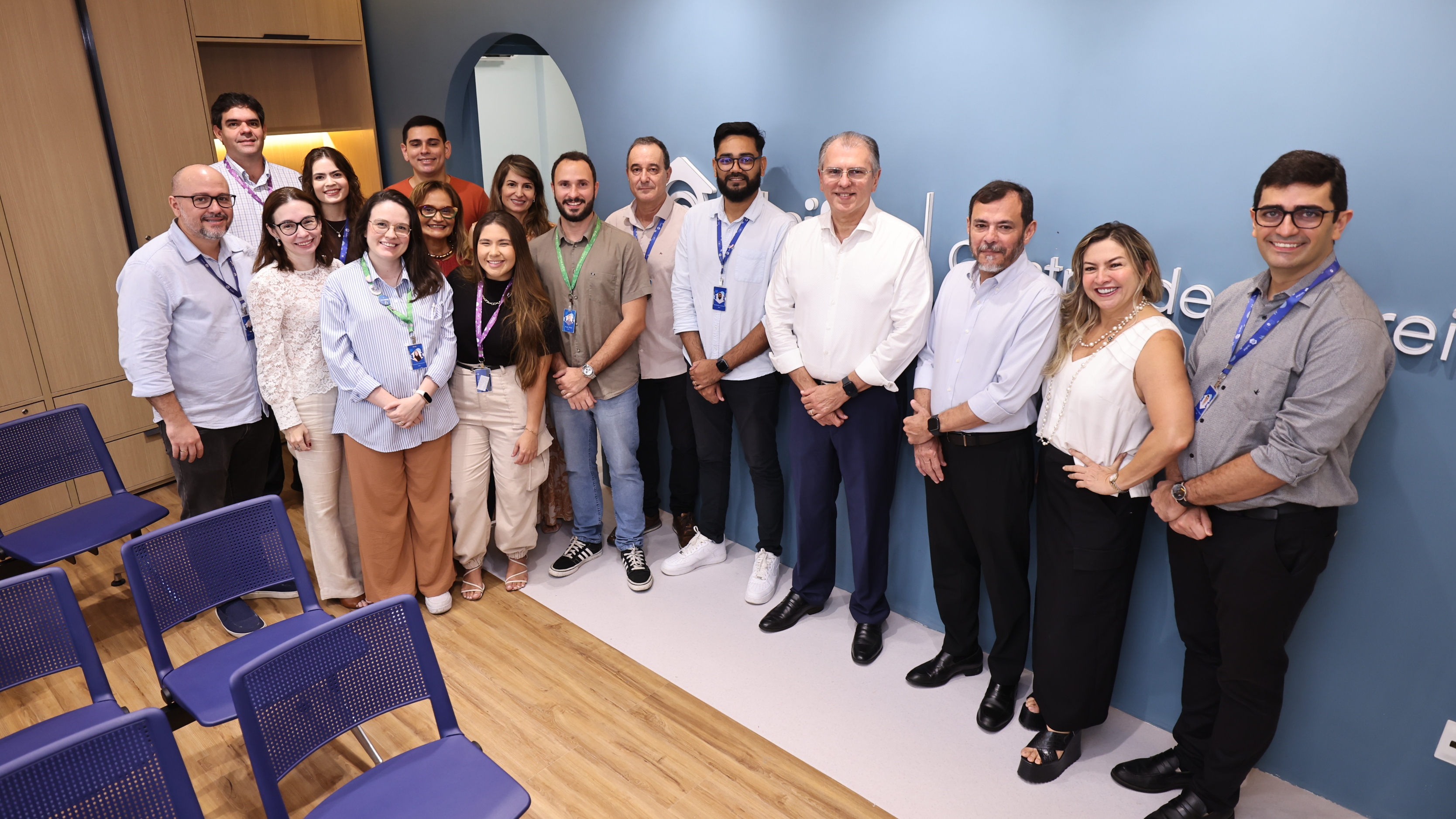 O reitor da Unifor, Prof. Dr. Randal Martins Pompeu, acompanhado pelos vice-reitores e pela equipe da Central de Carreiras e Egressos, durante o momento solene de inauguração do novo espaço. Foto: Ares Soares