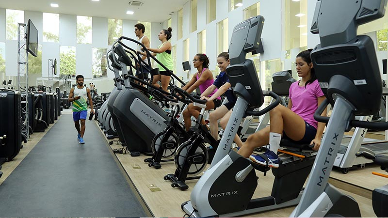 Aulas coletivas da Academia Unifor visam aprimorar condicionamento físico dos participantes (Foto: Ares Soares - Registro feito antes da pandemia)