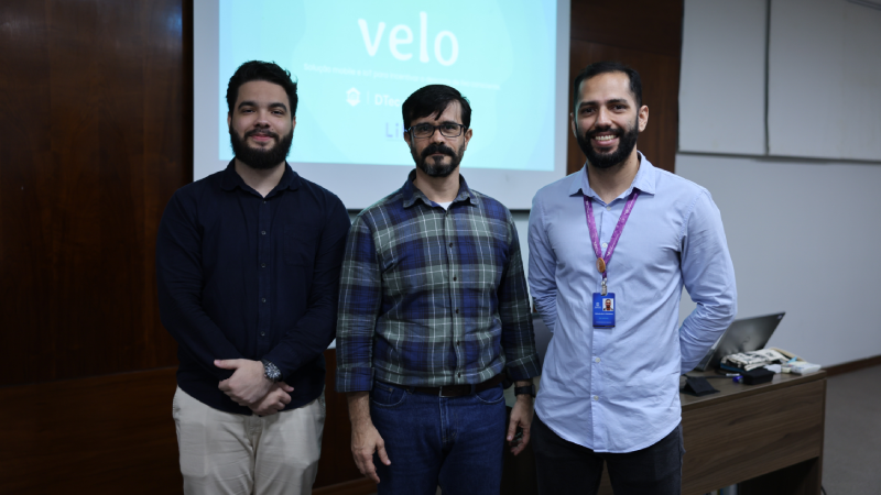 A lixeira inteligente foi apresentada pelos pesquisadores do Vortex Yuri Nekan, Fernando Ferreira e Eurico Vasconcelos (Foto: Ares Soares)
