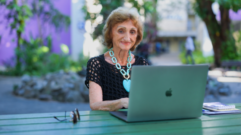 Aos 77 anos, a professora aposentada Oneida Pontes Pinheiro acredita que essa seja uma oportunidade de atualizar os seus conhecimentos em educação (Foto: Ares Soares)