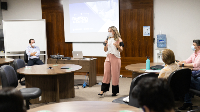 Danielle Coimbra, diretora do Centro de Ciências da Comunicação e Gestão, introduz a nova parceria do “Fazendo Acontecer” para convidados. (Foto: Lucas Plutarcho)
