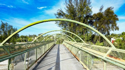 Algumas partes da estrutura estão danificadas ou ruíram por ação do desgaste natural ou da maresia (Foto: Ares Soares)
