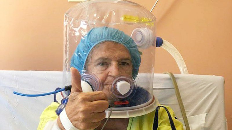 A aposentada Maria Irismar Morais, 71 anos, foi a primeira paciente que se recuperou de Covid-19 após usar o capacete Elmo (Foto: Divulgação Escola de Saúde Pública)