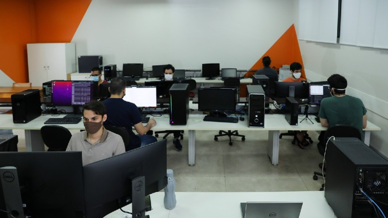 Alunos da Pós-Graduação em Informática Aplicada da Unifor contam uma estrutura completa e moderna (Foto: Ares Soares)