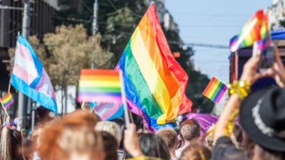 A bandeira Arco-Íris foi criada em 1979 pelo ativista gay estadunidense Gilbert Baker e é um dos maiores símbolos do Movimento LGBTQIA+ (Foto: Getty Images)