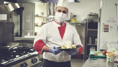 Higienização e manipulação dos alimentos e auxiliar de cozinha são alguns do cursos ofertados. (Foto: Getty Images)