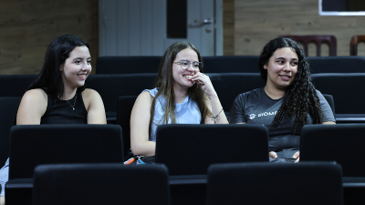 Em bancos de sangue, os biomédicos são responsáveis pelo processamento, armazenamento, controle de qualidade do sangue e seus componentes (Foto: Ares Soares)