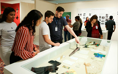 Pessoas visitam exposição no Espaço Cultural Unifor