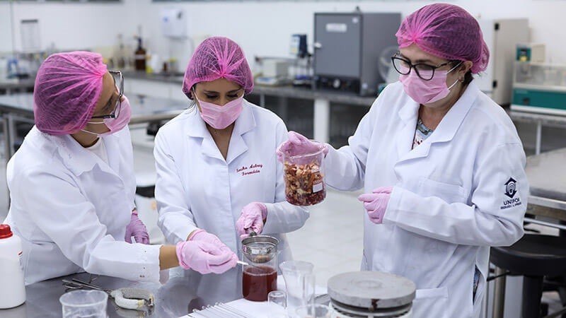 A qualidade dos cursos de graduação, como o de Farmácia,  teve impacto no resultado que levou a Unifor a subir 30 posições no ranking desde 2015. Imagens feitas antes da pandemia. (Fotos: Ares Soares)