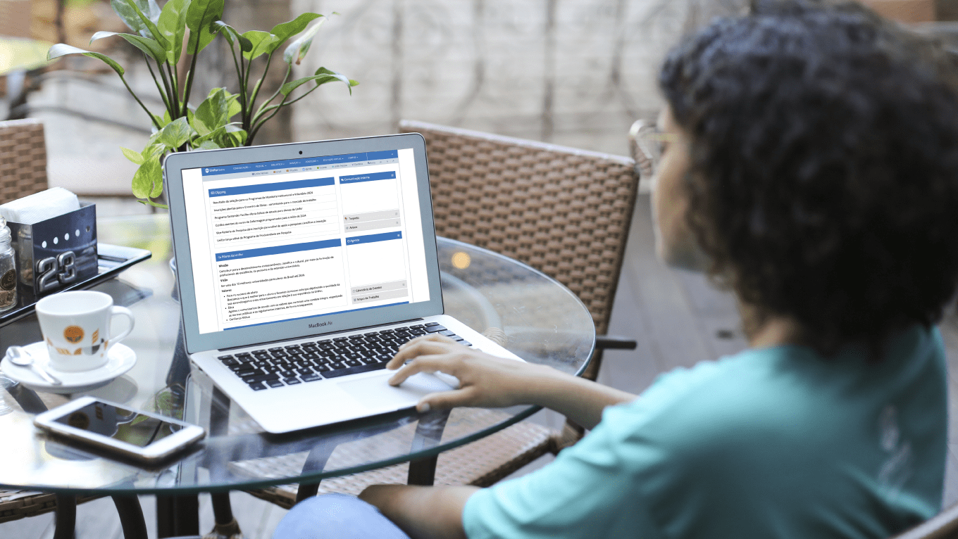 Jovem usa notebook onde a tela exibe a ferramenta Unifor Online.