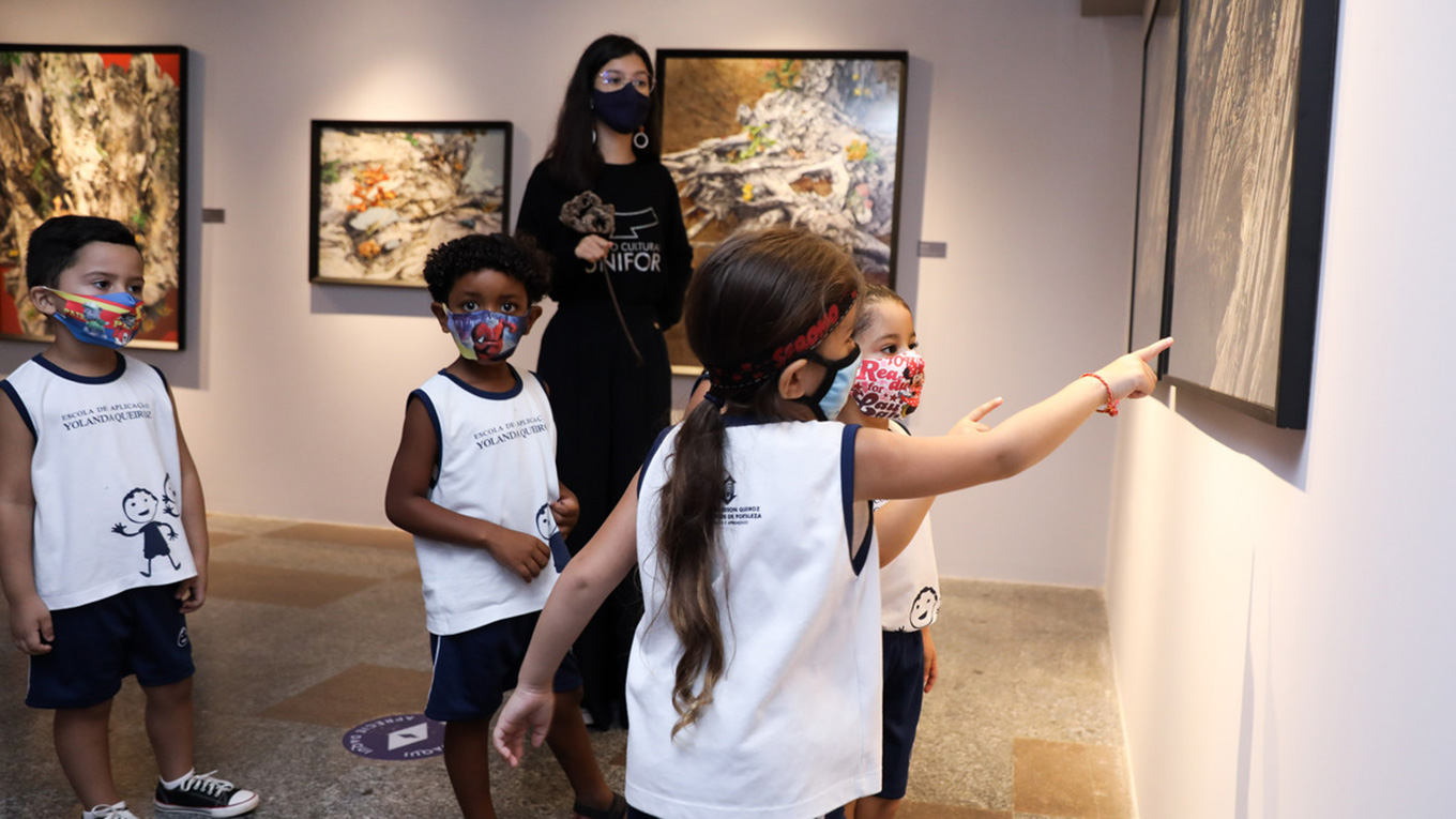 Crianças da Escolinha Yolanda Queiroz em visita ao Espaço Cultural Unifor