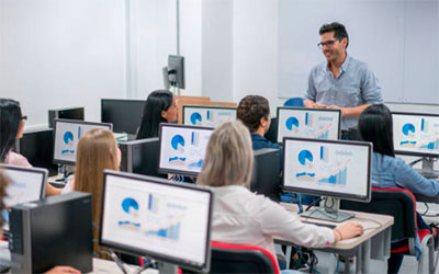 Sala de aula com computadores