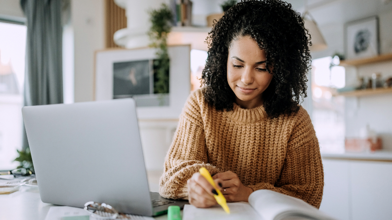 Dentre os cursos ofertados, estão Auxiliar Administrativo, Empreendedorismo e Marketing Digital, Energias Renováveis, Informática Básica e Organização de Eventos (Foto: Getty Images)