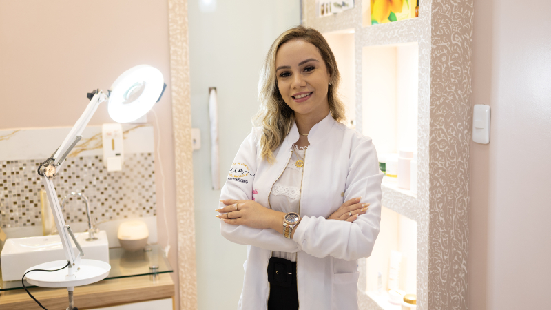 A egressa Cynthia Cavalcante Magalhães destaca que o contato com o mercado é frequente desde o início do curso de Estética e Cosmética na Universidade de Fortaleza (Foto: Lucas Plutarcho)