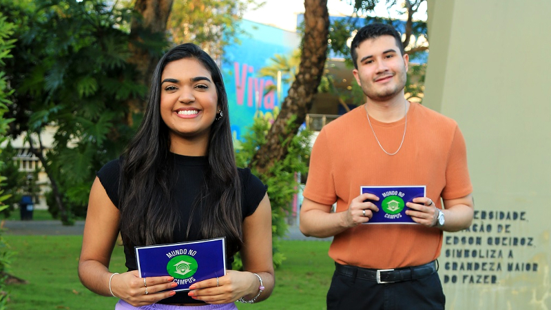 Os estudantes Melina Melo e Ravel Araújo apresentam o Mundo no Campus nesta quarta-feira, às 19h (Foto: Divulgação)