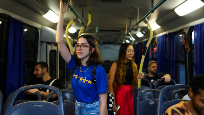 Ônibus coletivos e gratuitos disponibilizados pela Unifor é opção segura para trajeto na Capital cearense (Foto: Ares Soares)