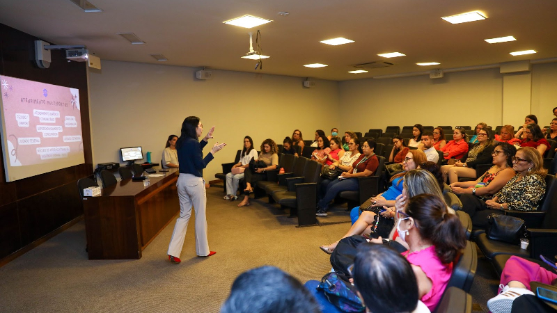 Escritório presta atendimento gratuito e conta com equipe multidisciplinar com a presença de analistas jurídicos, psicólogos e assistente social (Foto: Júlia Donato)