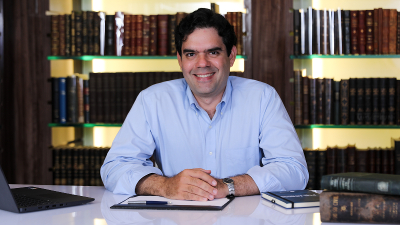 Afonso também é coordenador do Mestrado Profissional em Administração da Universidade de Fortaleza (Foto: Ares Soares)