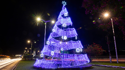 A inauguração da Árvore de Natal, de cerca de oito metros de altura, no Passeio Edson Queiroz, contará com a participação especial da Camerata Unifor (Foto: Ares Soares)