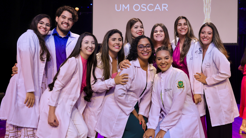 Além dos acadêmicos, solenidade conta com a participação de professores, amigos e familiares (Foto: Ares Soares)