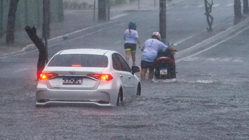 Fortaleza apresenta pontos de alagamento que dificultam o trânsito de pedestres e veículos em períodos de chuva (Foto: Thiago Gadelha/SVM)