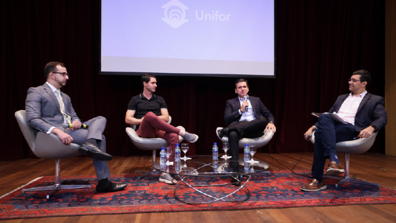 Na conversa mediada pelo jornalista Luiz Esteves, os convidados explicaram o papel da Unifor em suas formações acadêmicas e debateram sobre o impacto da transformação tecnológica em suas áreas de atuação (Foto: Ares Soares)
