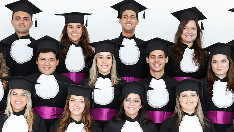 A tradicional foto da turma de formandos é um importante registro da vida acadêmica. Este ano, normas de biossegurança serão adotadas (Foto:Arquivo/Unifor)