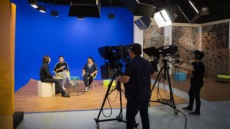 O curso de Jornalismo da Unifor possibilita um mundo de experiências aos seus alunos por meio de uma infraestrutura de ponta, contando com laboratórios de prática como o NewsLink, a TV Unifor e estúdios de rádio, TV e fotografia. (Foto: Ares Soares)