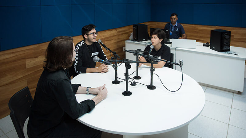 O curso de Jornalismo da Unifor possibilita um mundo de experiências aos seus alunos por meio de uma infraestrutura de ponta, contando com laboratórios de prática como o NewsLink, a TV Unifor e estúdios de rádio, TV e fotografia. (Foto: Ares Soares)