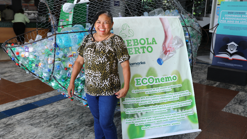 Presidente da Socrelp, Janete Cabral, ao lado do material arrecadado na Unifor em mais de três meses de ação (Foto: Ares Soares)