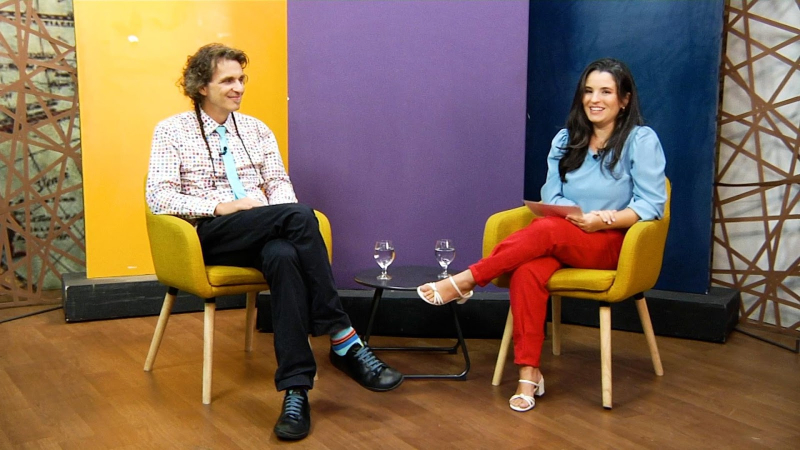 Amélia Gomes, estudante de Jornalismo e repórter da TV Unifor, comanda bate-papo exclusivo com o palhaço, apresentador e palestrante Marcio Ballas (Foto: Léo Dias)