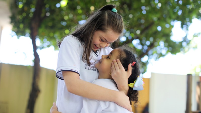 Escola Yolanda Queiroz oferece educação básica gratuita a centenas de crianças (Foto: Ares Soares)