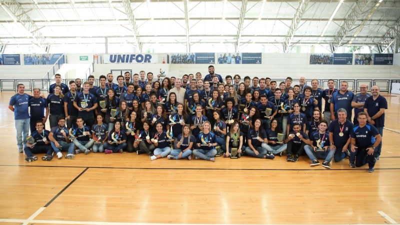 Delegação esportiva da Universidade de Fortaleza. Imagem captada antes da pandemia. (Foto: Ares Soares)