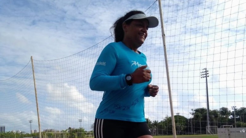 A professora Adriana Rosa, que praticava exercícios físicos no campus da Unifor, levou o treino para casa durante o período de isolamento (Foto: Arquivo pessoal)