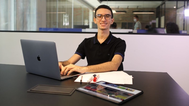 Daniel Farias, estudante do 4º semestre do curso de Jornalismo, foi de estagiário a profissional contratado (Foto: Ares Soares)