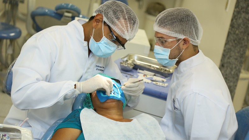 As Clínicas Odontológicas da Universidade de Fortaleza realizam atendimento gratuito à população (Foto: Ares Soares)