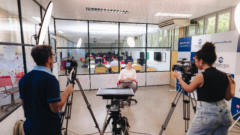 O curso de Jornalismo da Unifor possibilita um mundo de experiências aos seus alunos por meio de uma infraestrutura de ponta, contando com laboratórios de prática como o NewsLink, a TV Unifor e estúdios de rádio, TV e fotografia. (Foto: Robério de Castro)