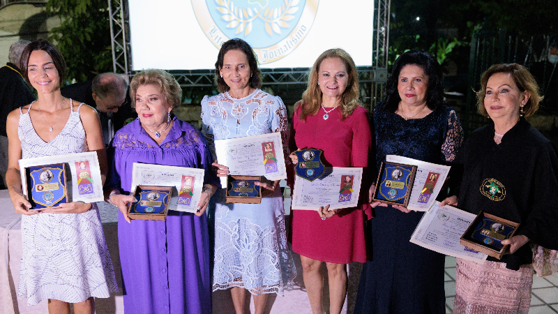 Karine Studart (representando Ana Maria Studart), Consuelo Dias Branco, Izolda Cela, Lenise Queiroz Rocha, Nailde Pinheiro Nogueira e Fátima Veras, agraciadas com a medalha Rachel de Queiroz (Foto: Lucas Plutarcho)