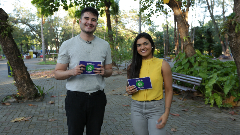 Ravel Araújo e Melina Melo, estudantes de Jornalismo da Unifor, apresentam o Mundo no Campus nesta quarta-feira, às 19h (Foto: Larissa Maria/Divulgação)