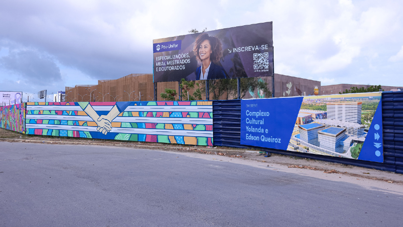 A arte traz elementos lúdicos e simbólicos para contar a história de como Edson e Yolanda Queiroz se conheceram (Foto: Ares Soares)