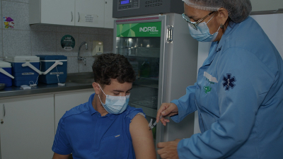 Desde o dia 25 de abril, aplicação da vacina bivalente contra a Covid-19 está liberada para a população fortalezense acima de 18 anos (Foto: Larissa Lima)