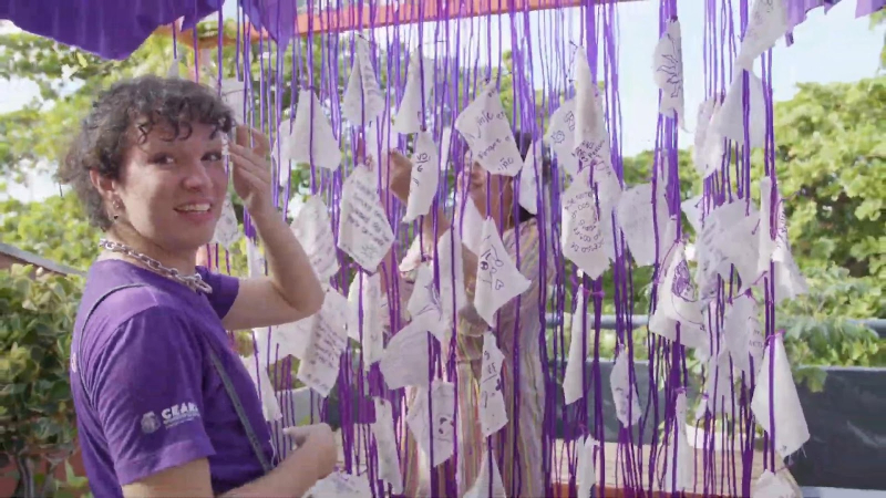 Princesa Trindade, estudante de Design e monitora da exposição “Entre Vazios e Paralelos”, concede entrevista à TV Unifor (Foto: Marcelo Falcão)