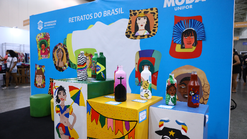 Estande da Universidade de Fortaleza no Bazar La Boutique na edição de 2022 com a temática “retratos do Brasil” (Foto: Ares Soares)