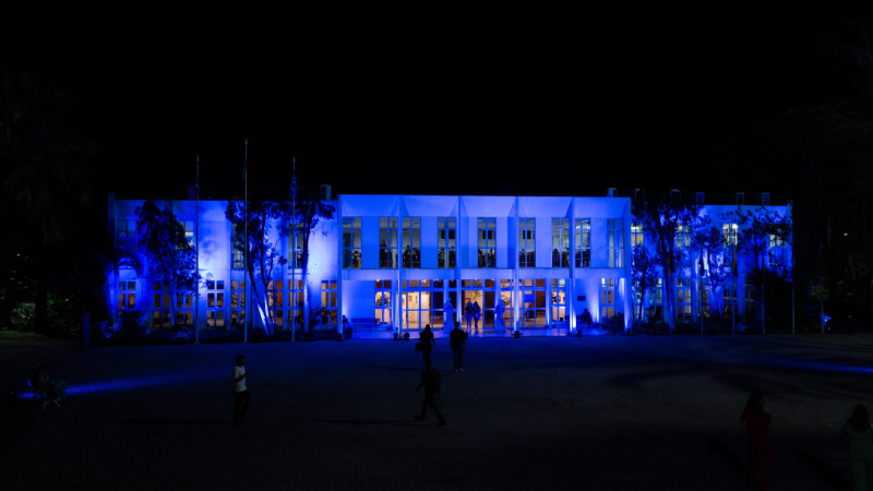 A Biblioteca Central da Unifor será iluminada com a cor azul no dia 1º de agosto, das 18h às 22h (Foto: Ares Soares)