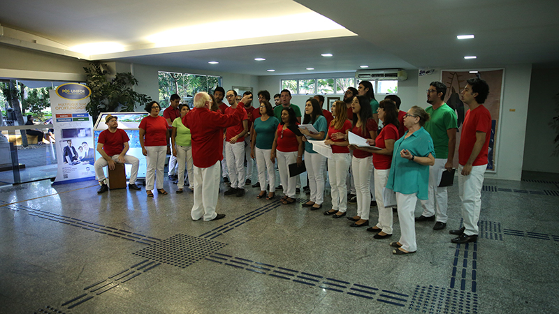 O Coral Unifor interpreta peças musicais no estilo à capela, cantam em vários tons e ritmos e levam alegria e encanto a muitas pessoas (Foto: Ares Soares)