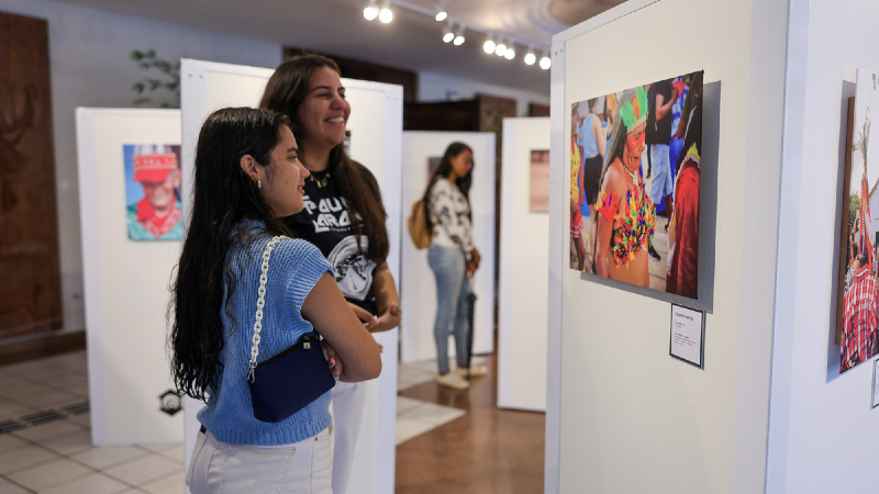 A mostra Pau de Arara está em exibição na Biblioteca da Unifor (Foto: Ares Soares)