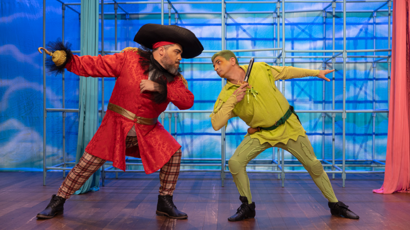 Na peça encenada pelo Grupo Mirante de Teatro Unifor, a turma da Terra do Nunca embarca no universo do circo, mas também no mundo das brincadeiras infantis, nas pracinhas de bairro (Foto: Ares Soares)