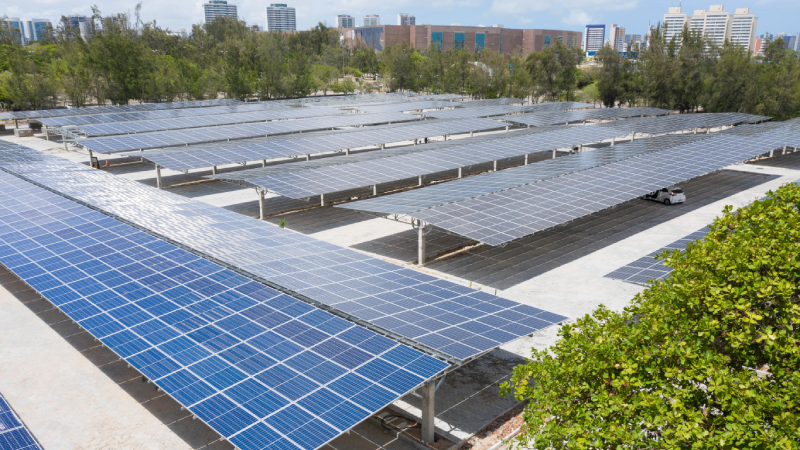 Desde 2021, a Unifor possui uma usina solar na coberta do estacionamento próximo ao Bloco M com 5.580 placas solares instaladas em uma área de aproximadamente 22 mil m² (Foto: Ares Soares)