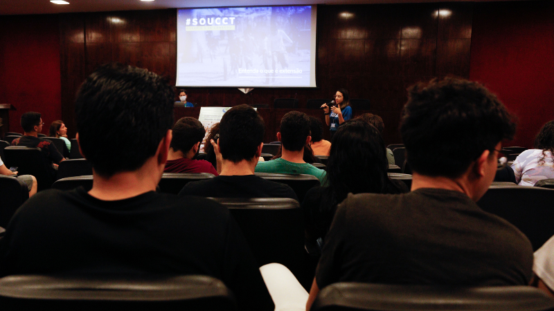 Estudantes receberão o ‘Guia do Aluno’, manual que contém as principais informações sobre o centro e a instituição (Foto: Ísis Rebouças)