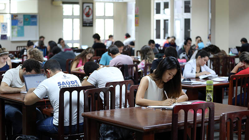 Treinamentos da Biblioteca da Unifor orientam a incluir referências e citações em trabalhos acadêmicos (Foto: Ares Soares)